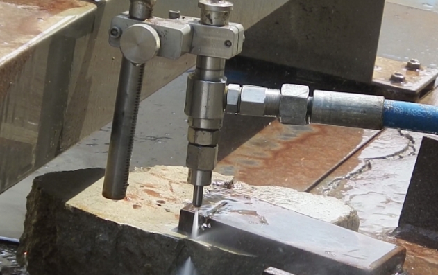 針對(duì)復(fù)合結(jié)構(gòu)：50MPa水刀剖開2cm鋼+8cm水泥